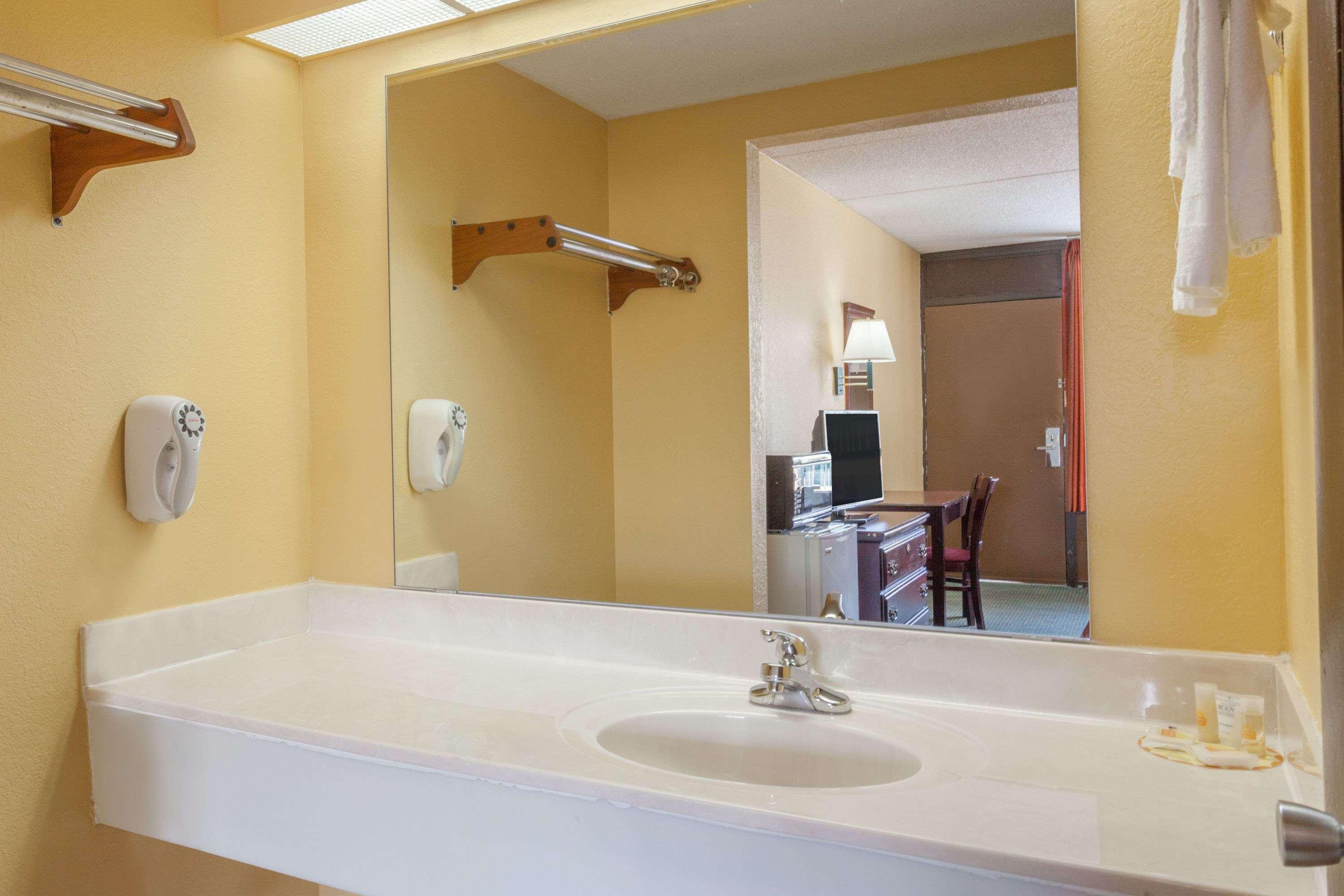Days Inn By Wyndham Nashville Saint Thomas West Hospital Esterno foto